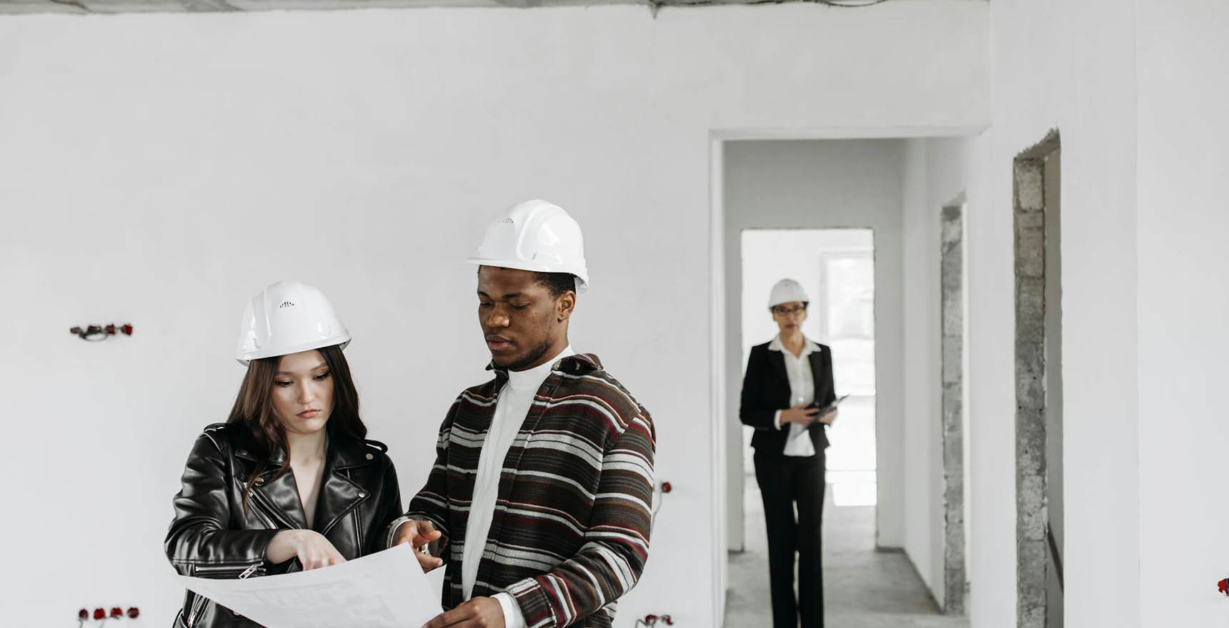 budget-travaux-maison-couple-construction-agent-immobilier