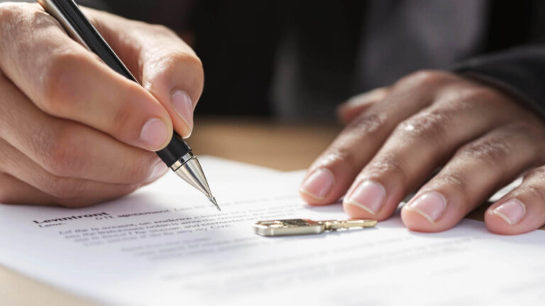 compromis-ou-promesse-de-vente-signature-stylo-contrat