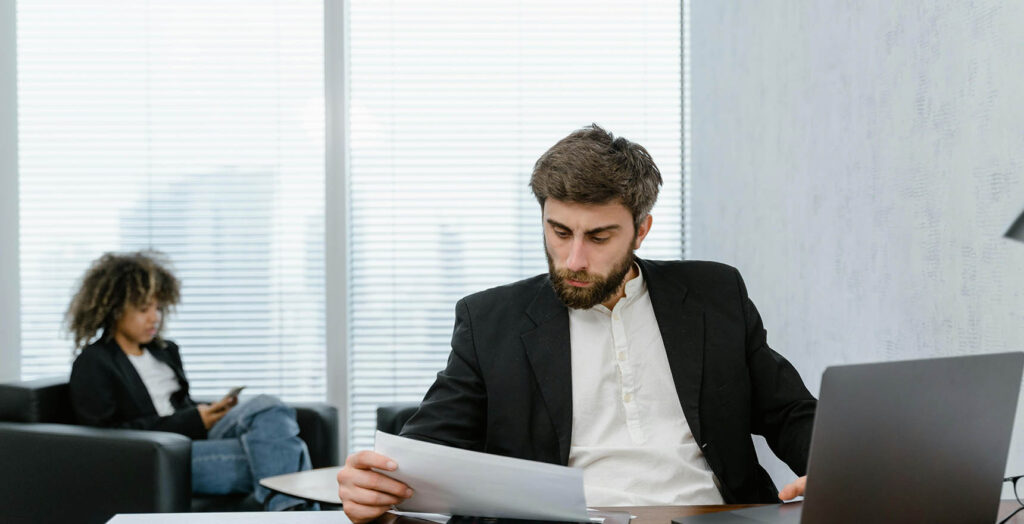 immeuble-de-rapport-recherche-agent-immobilier-bureau-homme