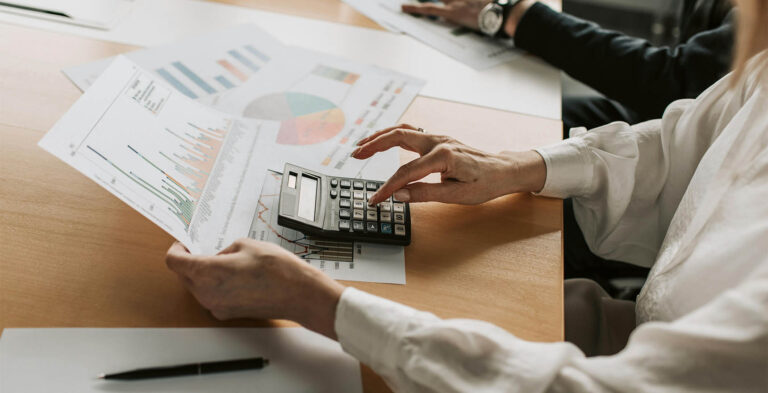 indice-cout-de-construction-batiment-immobilier-diagramme-calculatrice-papiers-bureau