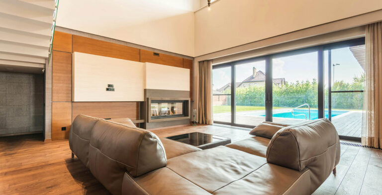 plus-value-residence-principale-jardin-piscine-canapé-vue-salon