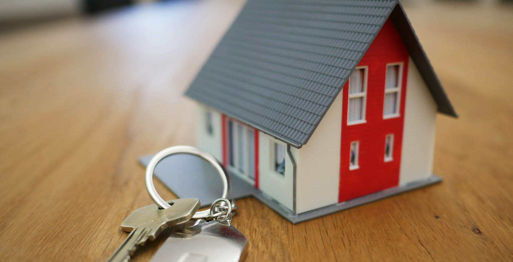 tarif-diagnostic-immobilier-maison-porte-clé-table